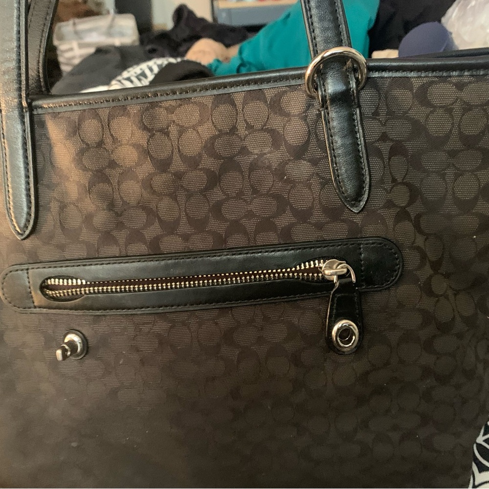 Signature jacquard, refined pebble leather, calf leather. Shoulder bag.
